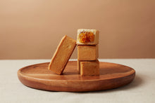 Load image into Gallery viewer, Lunar Bakes Pineapple Cake - Gift Box (4 pcs) 200g <br> Lunar Bakes 鳳梨酥 - 禮盒裝