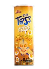 Load image into Gallery viewer, Oishi Toss Potato Chips - Salted Egg Yolk 100g *** BBD: 17/12/2022&lt;br&gt; 上好佳 Toss薯片-鮮香鹹蛋黃味 (桶裝)